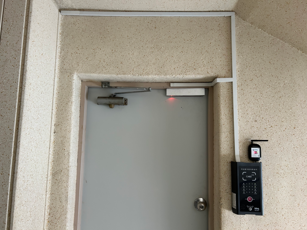 옥상출입문 자동개폐장치 설치완료사진.jpeg