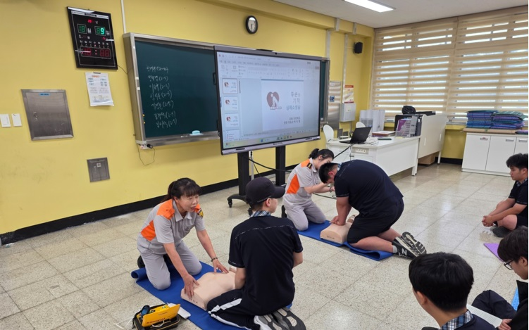 8.19 한샘고 심폐소생술 교육.jpg