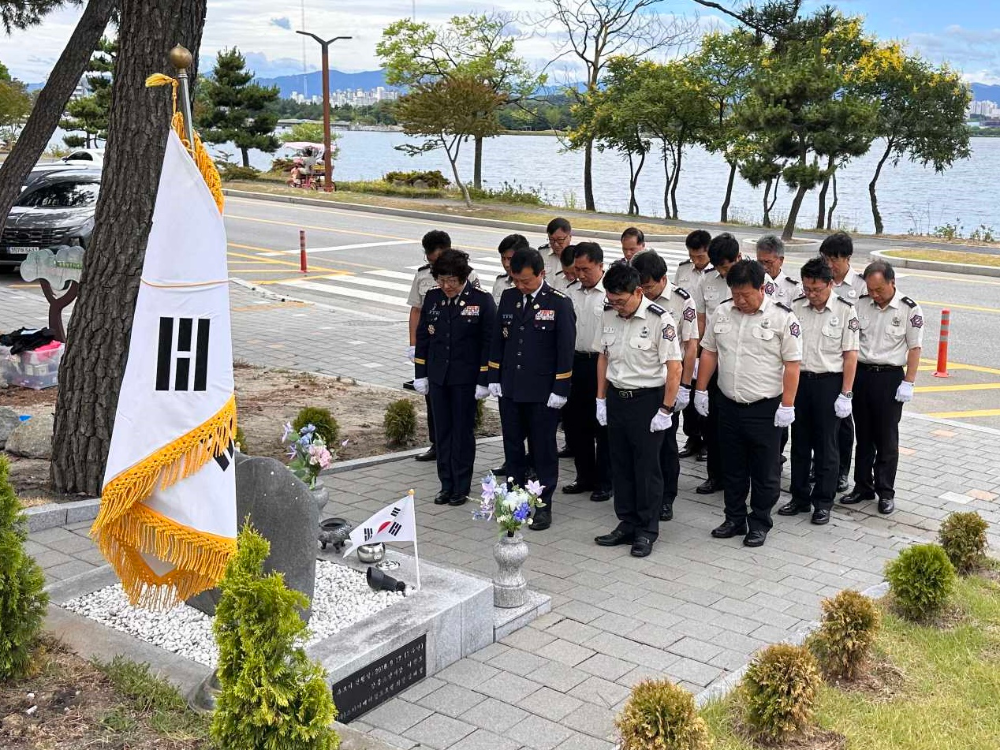 석란정 추모비 참배(수정).jpg