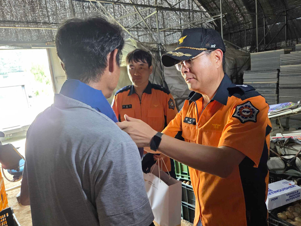 강릉소방서, 폭염 대응 주거환경 취약계층 안전물품 지원.jpg