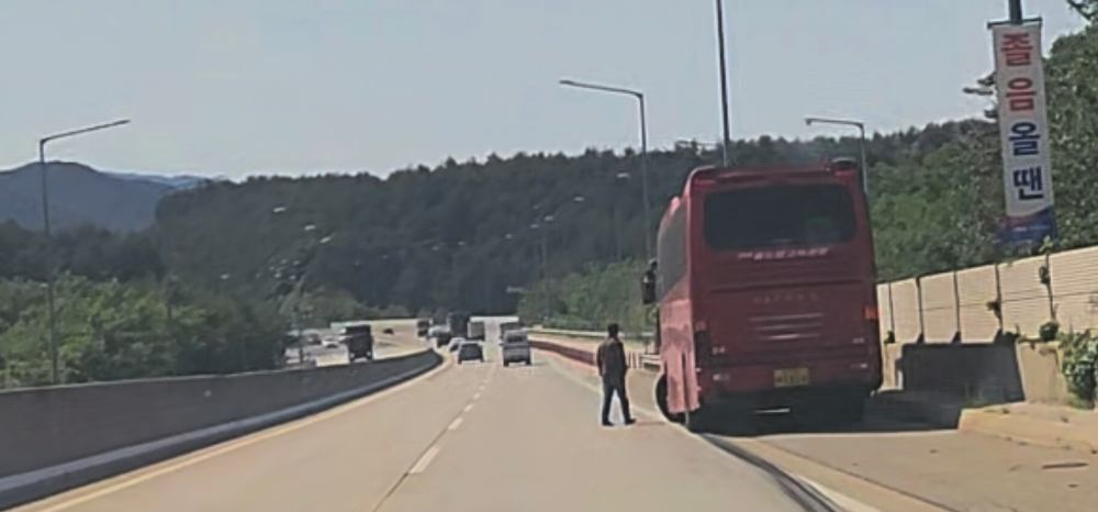 동해고속도로 버스 타이어 파손.jpg
