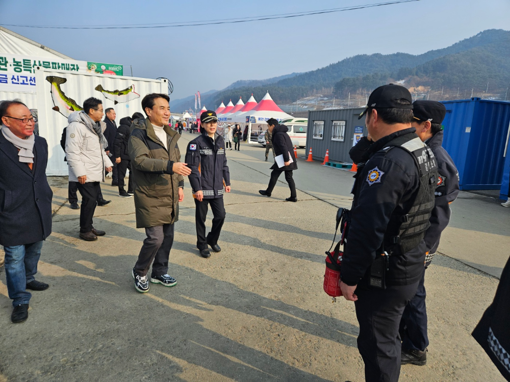 25.1.22.꽁꽁축제 119안전체험장 김진태 도지사 방문 격려1.jpg