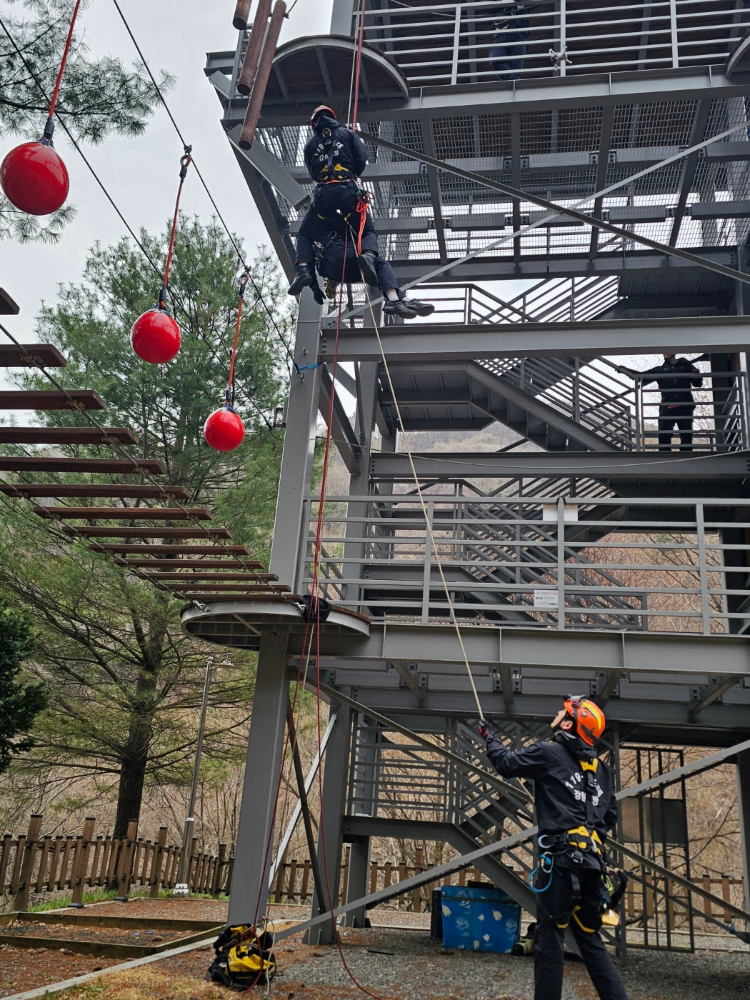 25.4.16.홍천소방서, 레포츠파크 짚라인 안전사고 대비 특별 구조훈련 실시3.jpg