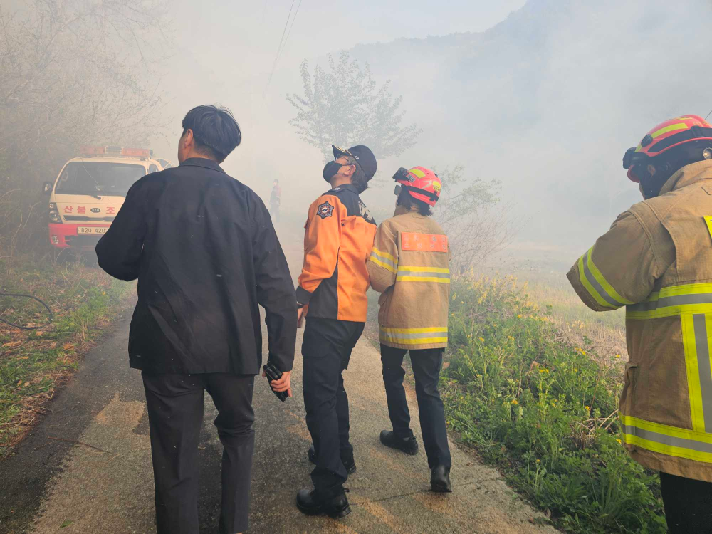 25.4.27.밤샘 진화로 주불 진압..홍천소방서, 인제 산불 지원 대응 총력1.jpg