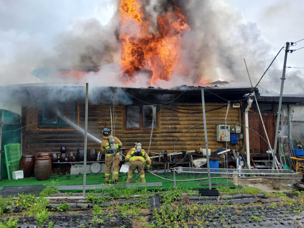25.5.16.홍천소방서, 화촌면 주택화재 신속 진압으로 피해 최소화2.jpg