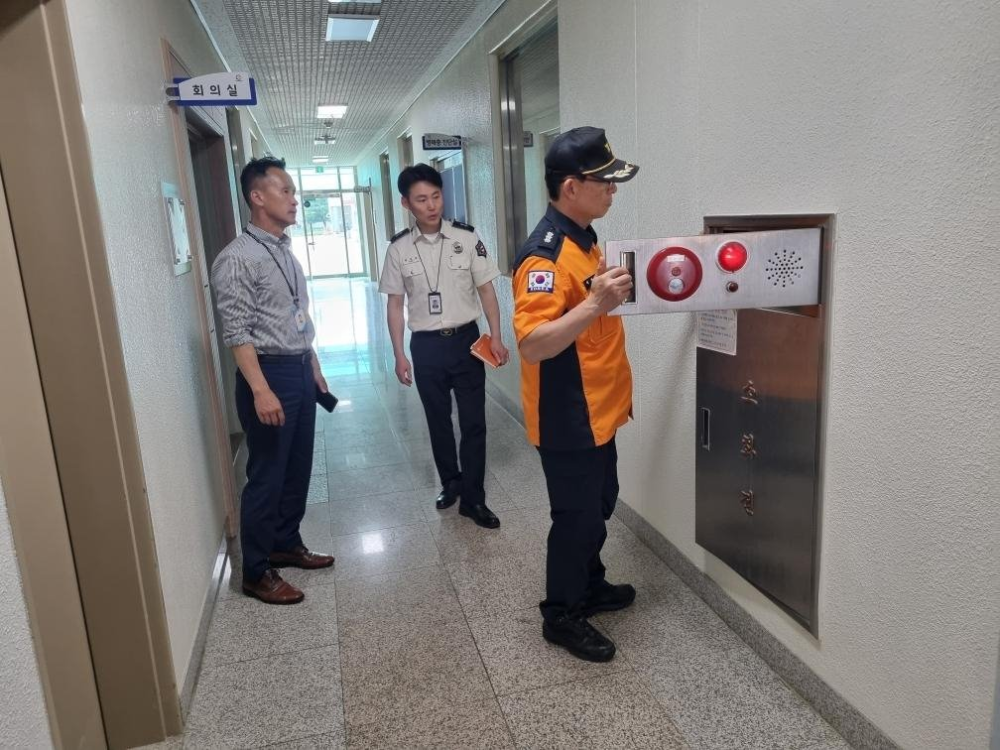 25.5.19. 홍천소방서, 안전한 한 표를 위한 선제 대응! 투·개표소 화재안전점검 나서...3.jpg