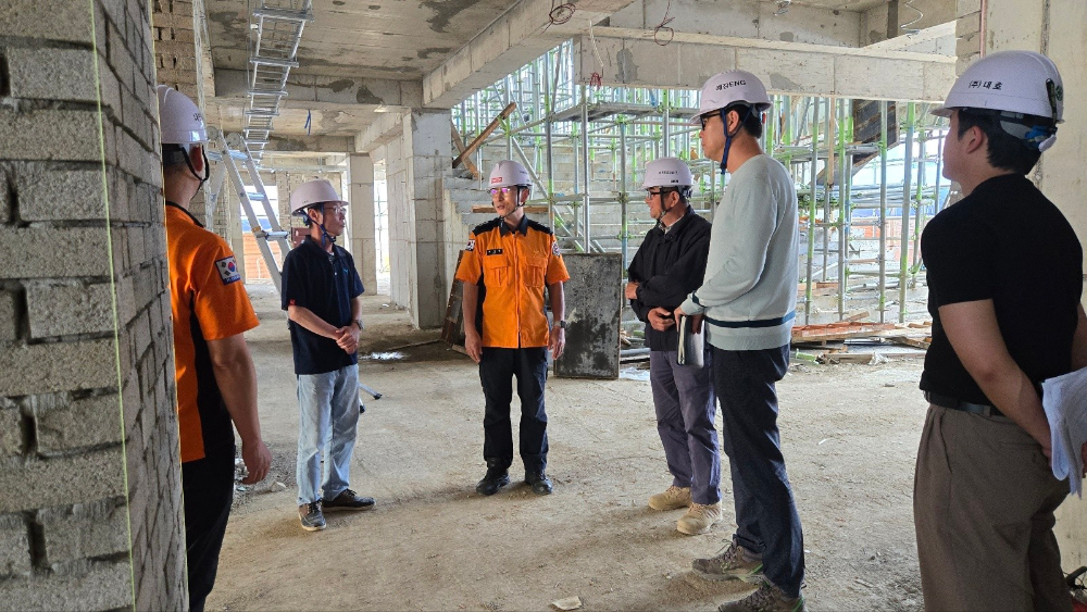 25.5.28.홍천소방서, 봄철 공사장 화재안전 강화…정기 현장점검 실시2.jpg