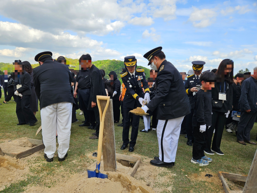 25.4.23.홍천소방서 故 전은균 소방교, 국립대전현충원 소방관묘역에 안장1.jpg
