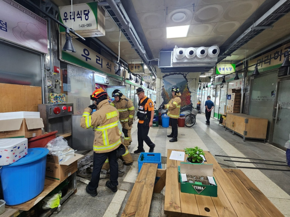 25.4.25.홍천소방서, 전통시장 화재예방 총력...시장전담반 운영 및 합동점검 실시2.jpg