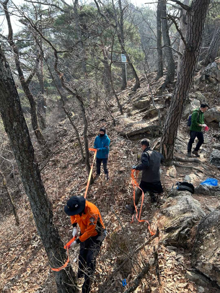25.5.13.홍천소방서, “봄철 산나물 채취 주의”… 산악사고 잇따라 구조 출동(팔봉산점검).jpeg