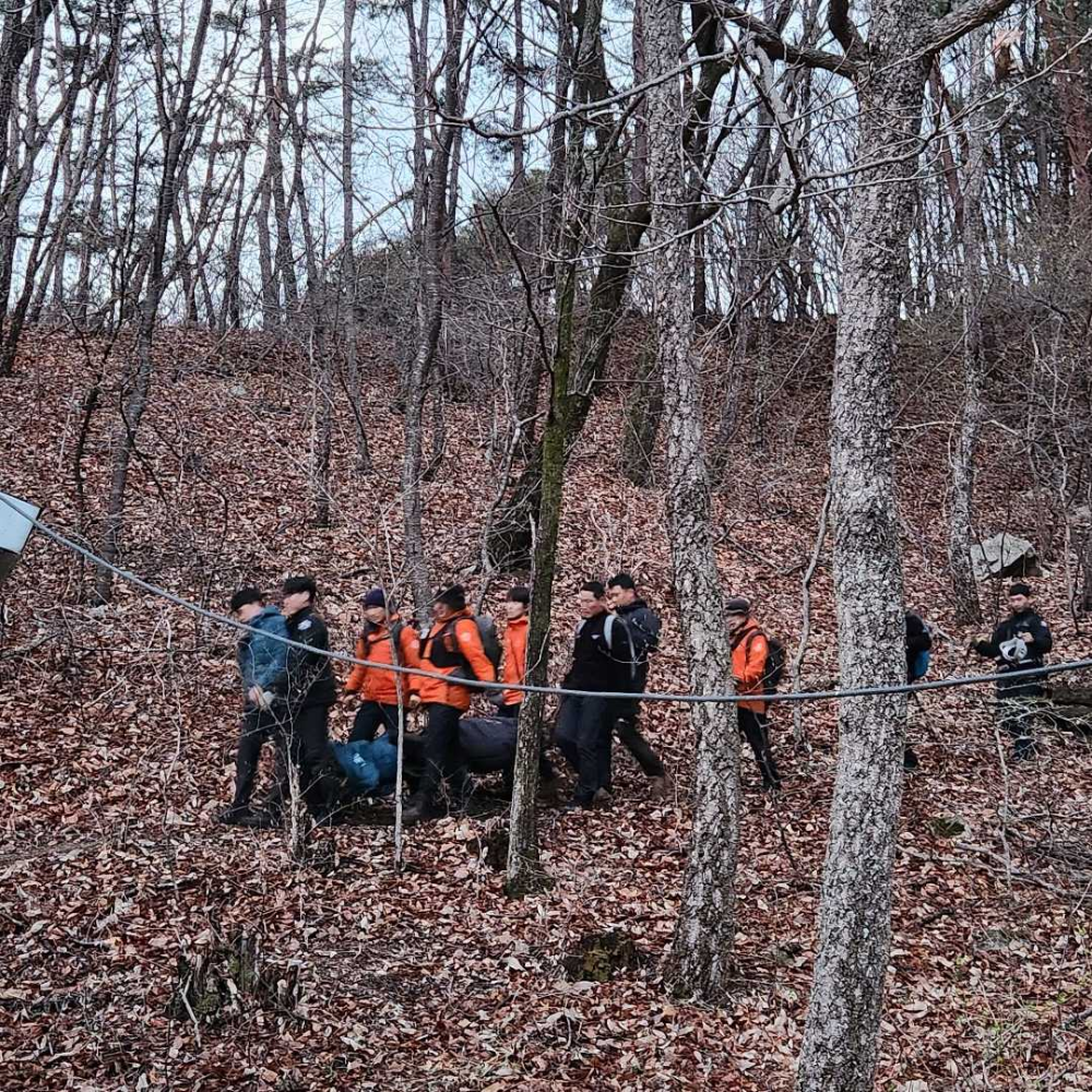 25.5.13.홍천소방서, “봄철 산나물 채취 주의”… 산악사고 잇따라 구조 출동(산악구조현장).jpg