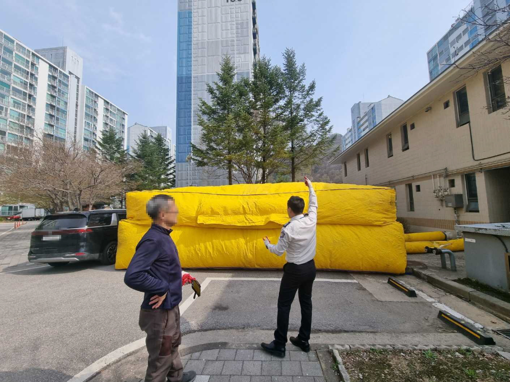 25.5.29.홍천소방서, 공공주택 공기안전매트 일제 점검…주민 안전 최우선2.jpeg