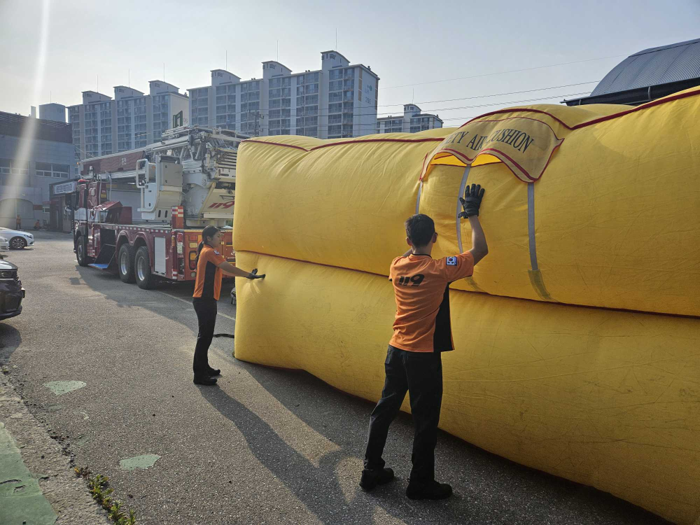 25.5.29.홍천소방서, 공공주택 공기안전매트 일제 점검…주민 안전 최우선1.png