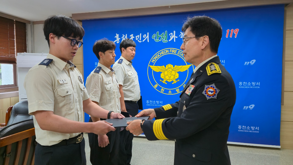 25.6.2.홍천소방서, 7명 근속승진 임용장 수여…“지역안전 책임 다짐”.jpg