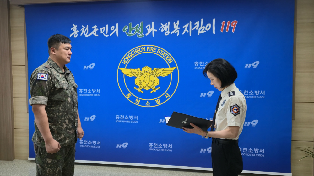 25.6.27.홍천소방서, 신속한 인명구조 펼친 진강섭 씨에 표창 수여2.jpg