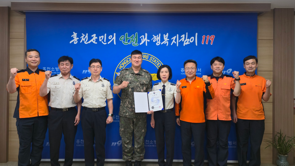 25.6.27.홍천소방서, 신속한 인명구조 펼친 진강섭 씨에 표창 수여1.jpg