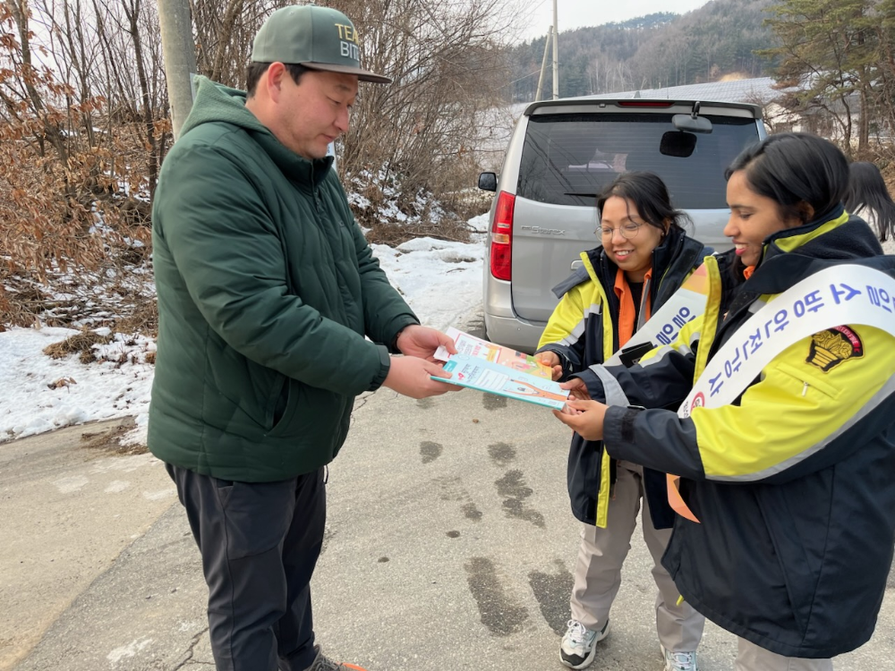 외국인 책자 배부 1.jpg