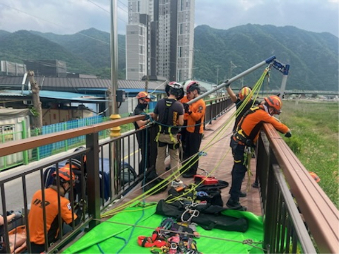 다목적 삼각대 활용 테크니컬 로프 레스큐 훈련.jpg