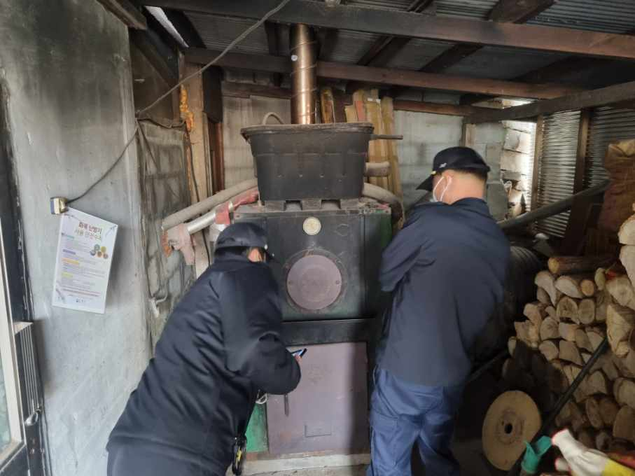 2026-03-18. 정선소방서, 관서장 봄철 화목보일러 사용가구 화재예방 지도 방문 2.jpeg