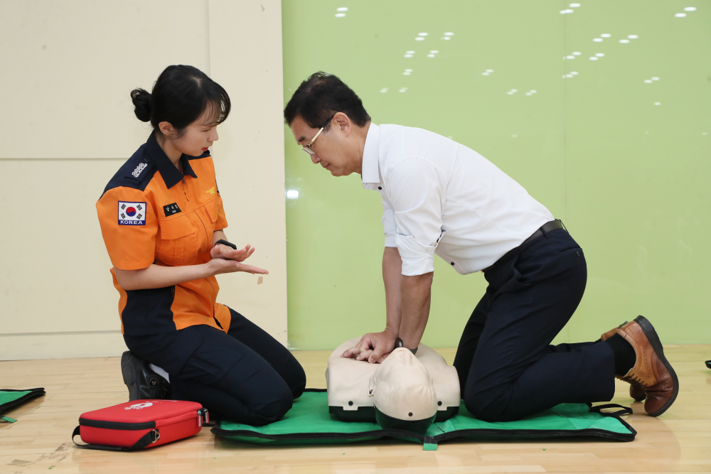 정광열 경제부지사 심폐소생술 사진1.jpg