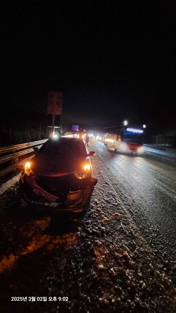 3. 2.(일)  2014횡성 둔내면 영동고속도로 아반떼 단독 교통사고.jpg