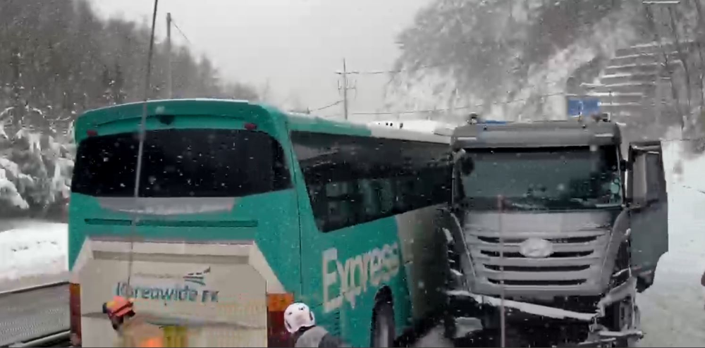 고한 버스 대 25톤 화물차 충돌사고.JPG