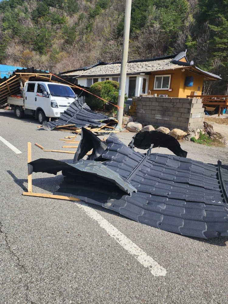 0919 삼척 미로면 주택 지붕 날아감.jpg