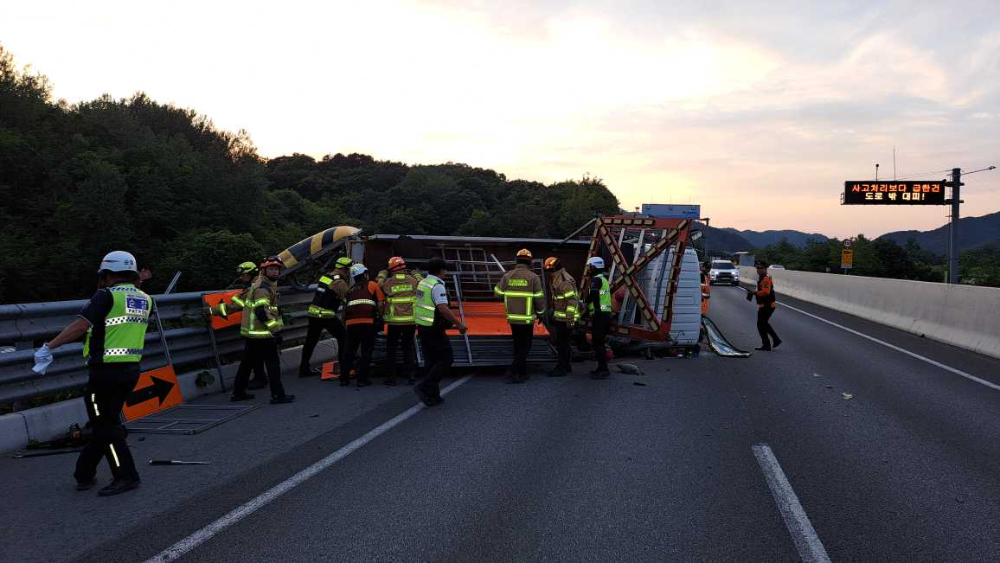 06121912 홍천 중앙고속도로 공사화물차 전도 현장활동 사진.jpg