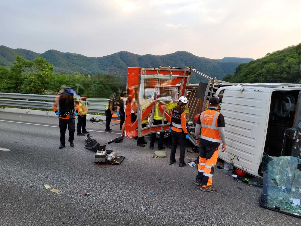 06121912 홍천 중앙고속도로 공사화물차 전도 현장활동 사진2.jpg