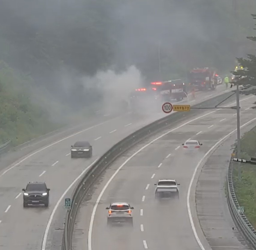 1352 양양 동해고속도로(강릉방향) 차량화재 현장활동 사진.jpg