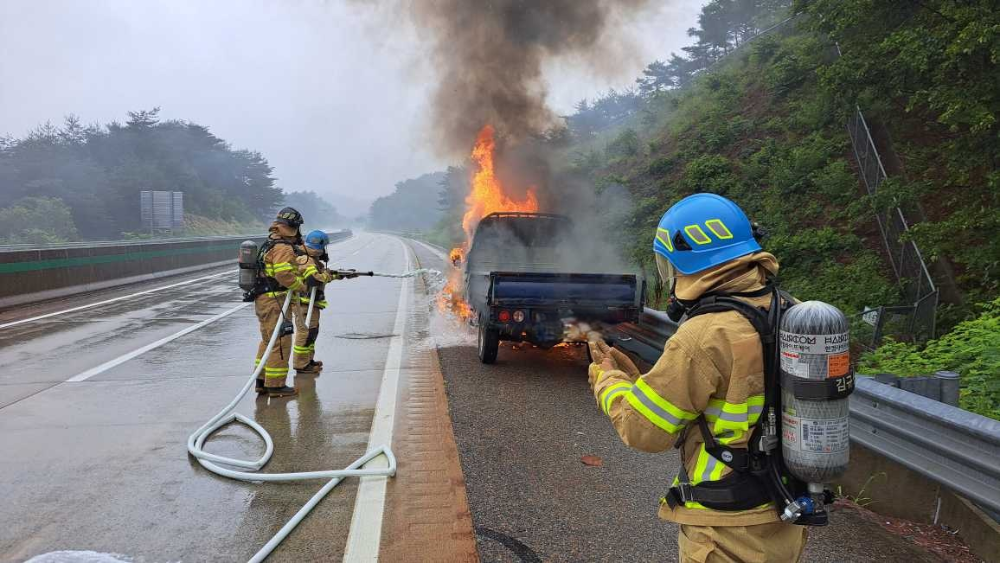 1352 양양 동해고속도로(강릉방향) 차량화재 현장활동 사진1.jpg