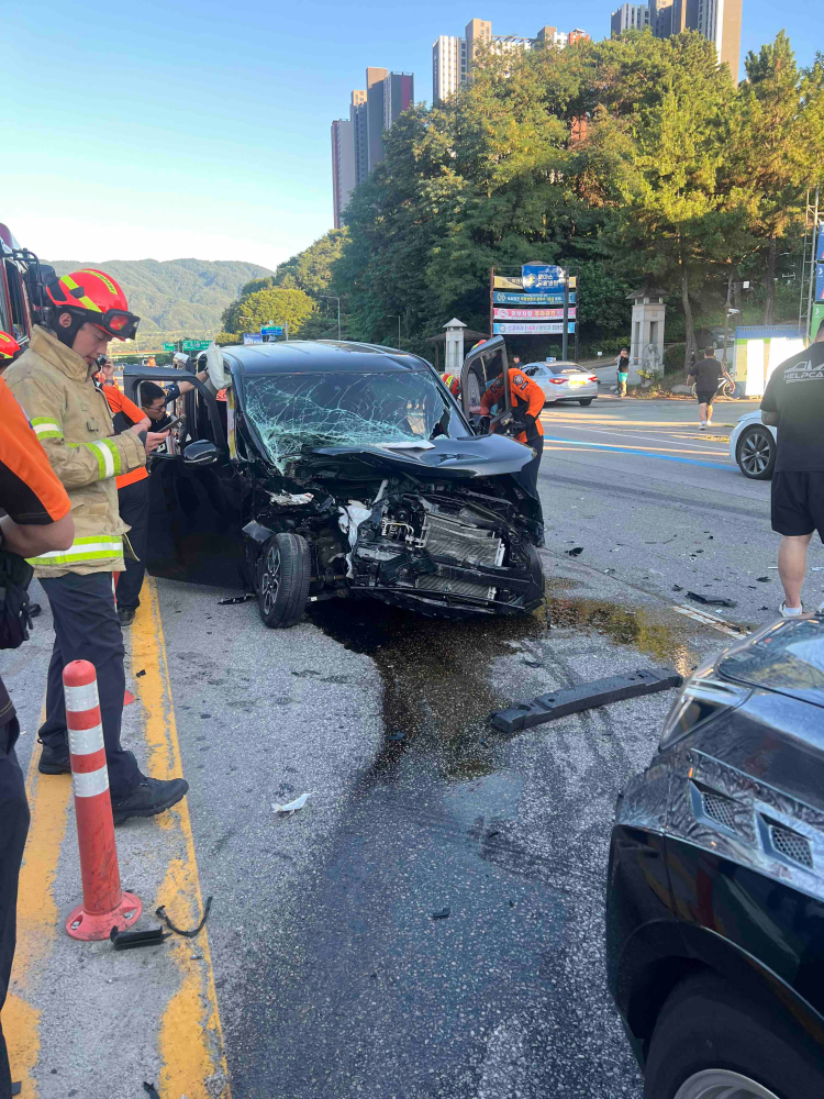 1831 춘천 석사동 토마스요양병원 앞 교통사고 현장활동 사진.jpg