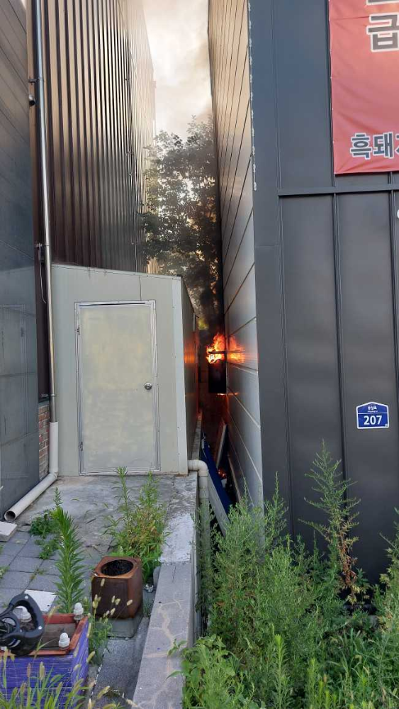 1803 동해 천곡동 상가 외벽 화재 활동 사진1.jpg