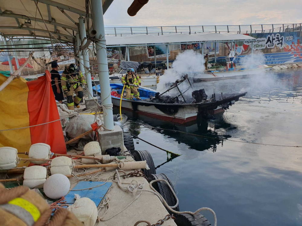 0759 삼척 근덕면 선박화재 소방활동 사진1.jpg