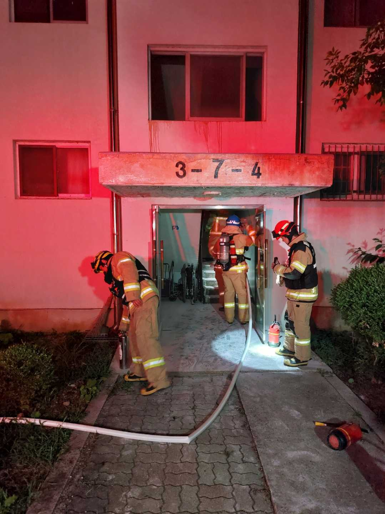 2116 영월 아파트 배전반 화재 소방활동 사진1.jpg