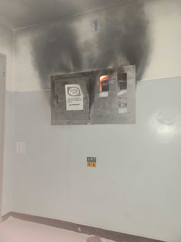 2116 영월 아파트 배전반 화재 소방활동 사진.jpg