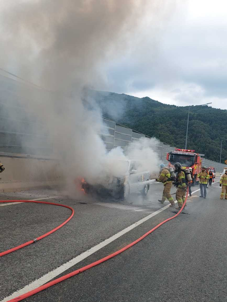1318 강릉 보광리 영동고속도로(강릉방향) 차량화재 소방활동 사진1.jpg