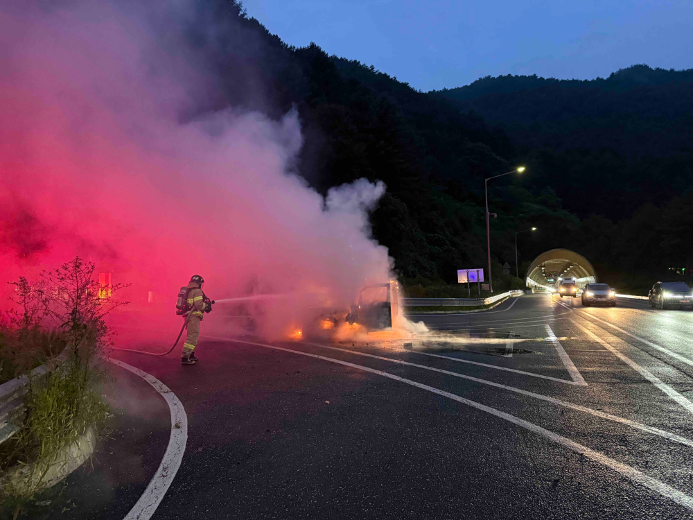 1846 인제 서울양양고속도로 상남5터널 앞 차량화재 현장활동사진.jpg