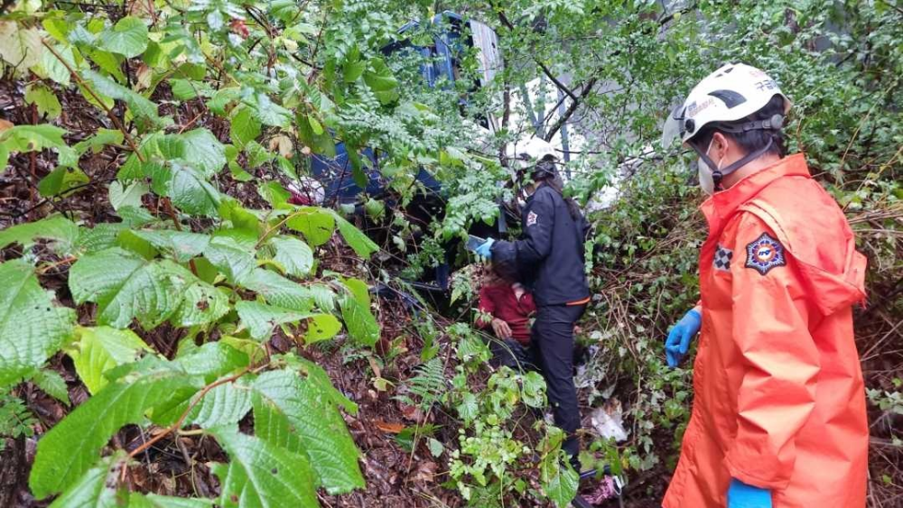 1044 양양 손양면 트럭 추락사고 현장활동 사진.jpg