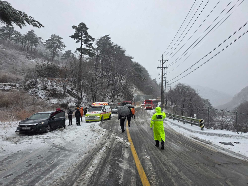 1647 양양 서면 오색리 눈길 3중 추돌사고.jpg