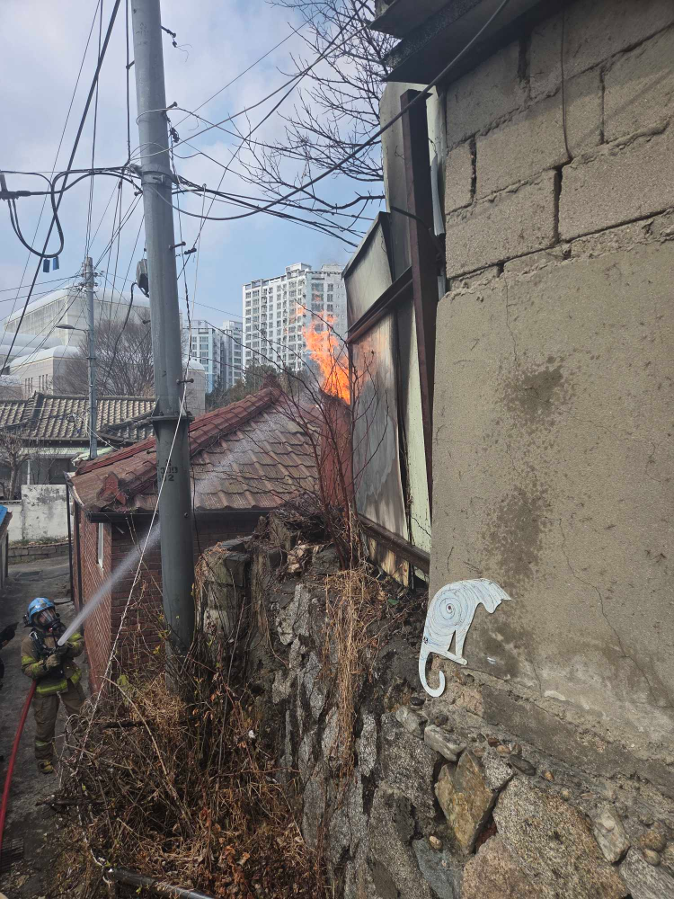 1427 춘천 효자동 주택 담벼락 화재 (1).jpg