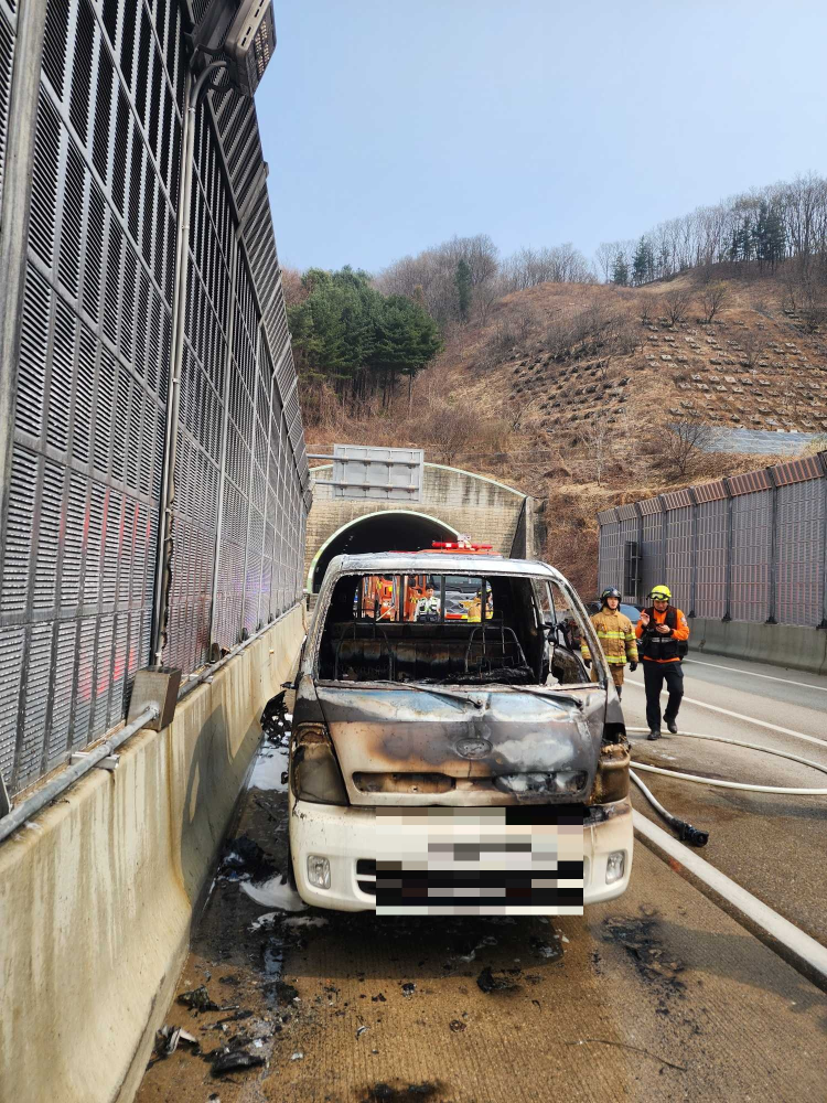 1253 춘천 서울양양고속도로 차량 화재.jpg