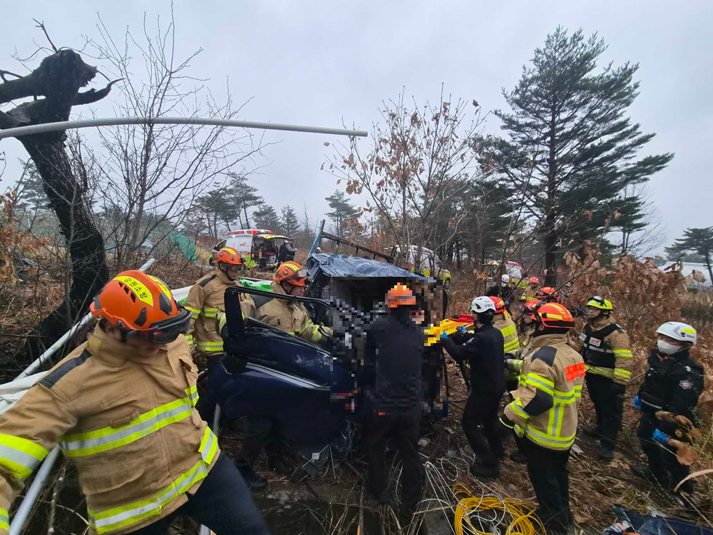 1222 삼척 도계읍 건의령재 트럭 교통사고-2.jpg