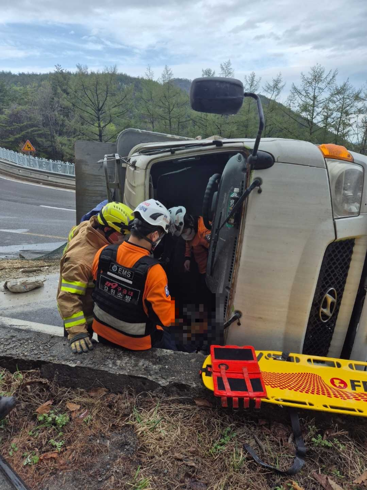 1626 삼척 도계읍 덤프트럭 전도.jpg