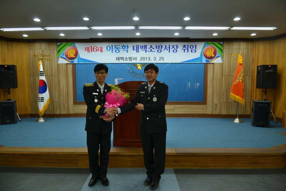 축하_꽃_전달.jpg