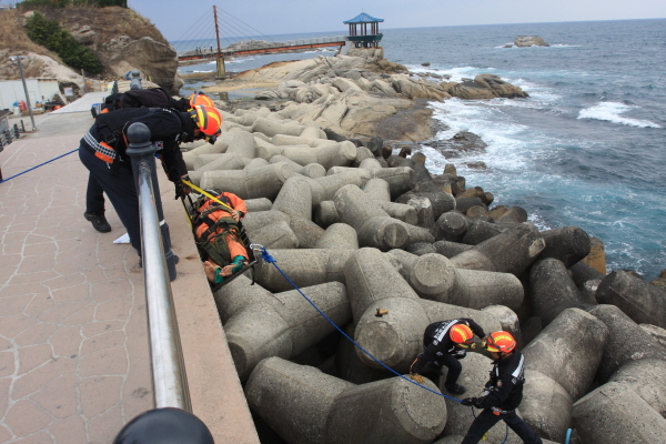 170323_속초소방서,_방파제_추락사고_대비_인명구조훈련.JPG