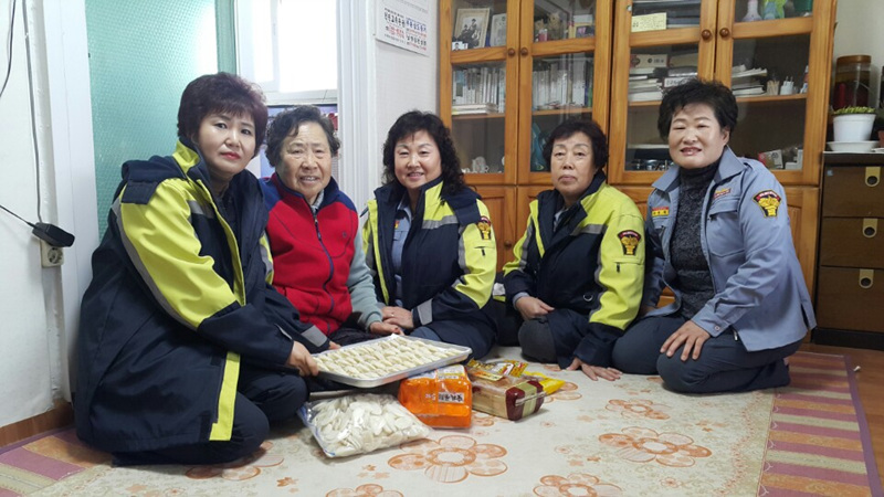 부론_여성의용소방대_떡국봉사_사진.jpg