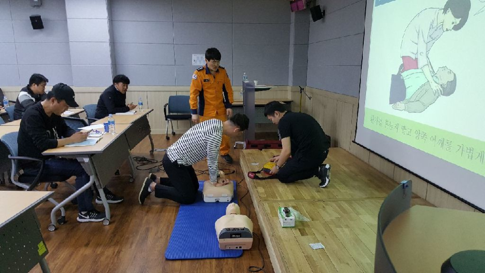 심폐소생술교육사진.jpg
