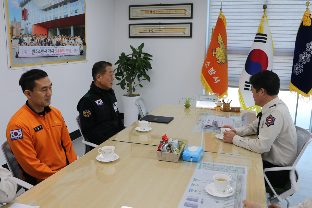 관련사진(치악산 산악구조대장 표창 수여) (4).JPG