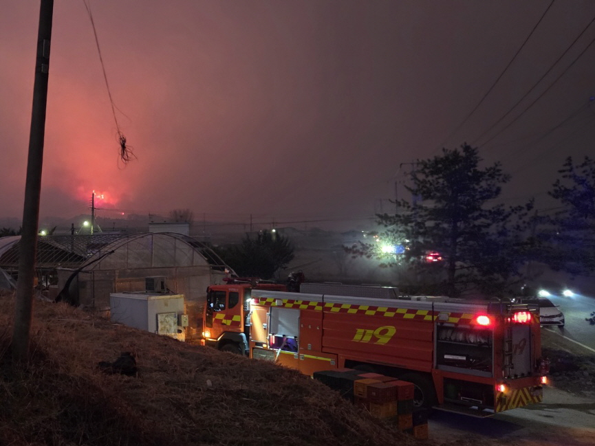 보도사진2(의성군 산불지원 물탱크 민가 저지선 배치).jpg